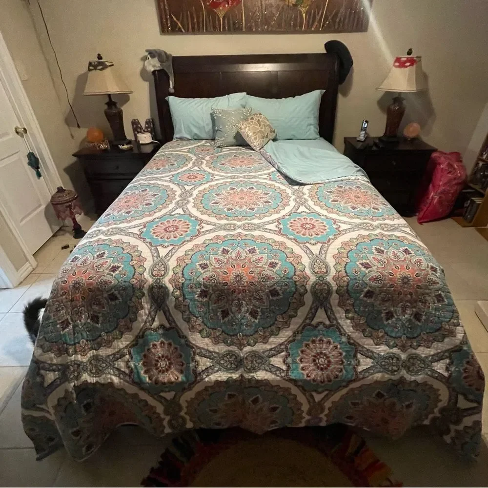 7 Piece Blue & White Paisley Reversible Queen Size Quilt Set
